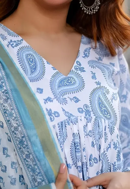 Aagyeyi Alluring Women Kurta Sets - Image 4